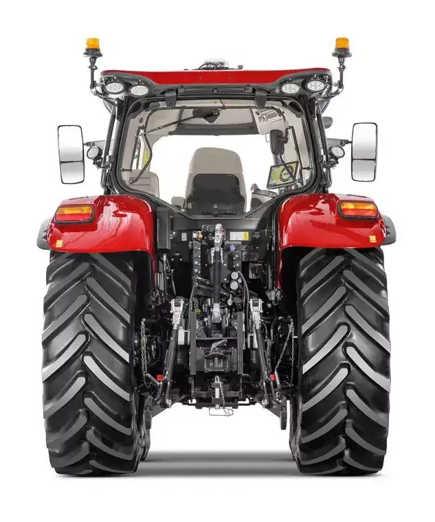 Rød traktor fra Case IH Maxxum-serien sett bakfra mot hvit bakgrunn.