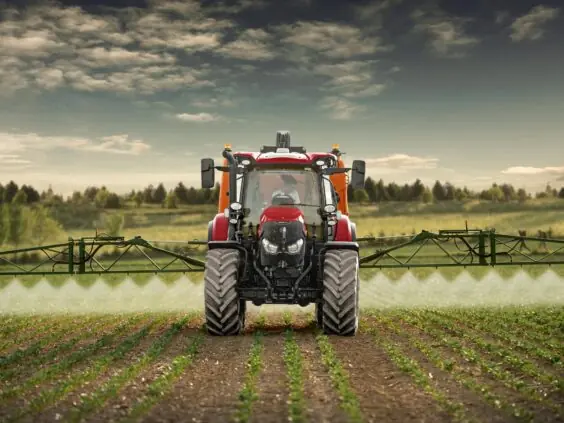 Case IH Maxxum 145 CVXDrive med åkersprøyte i radkultur