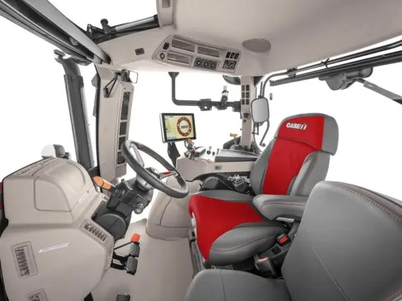 Førerhuset i Case IH Maxxum sett innenfra, med skjerm og armlene