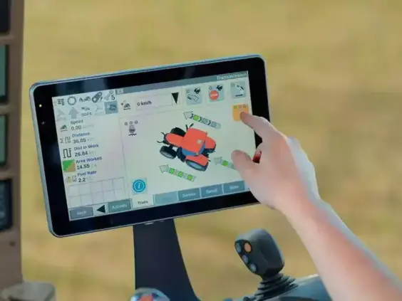 Berøringsskjerm med kontrollpanel i en traktor fra Case IH Maxxum-serien under arbeid.