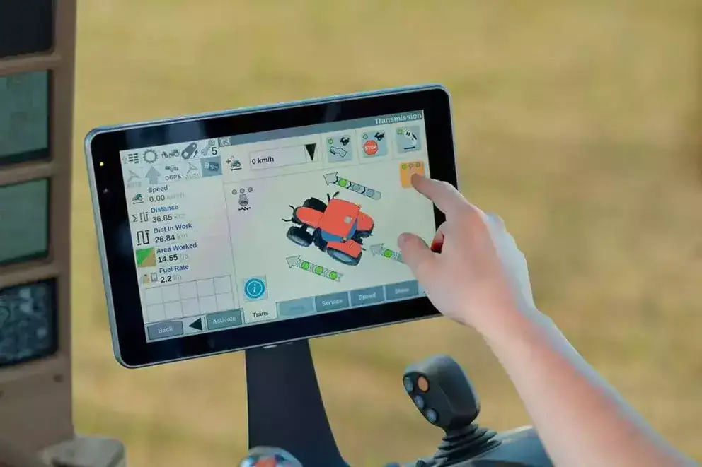 Berøringsskjerm med kontrollpanel i en traktor fra Case IH Maxxum-serien under arbeid.