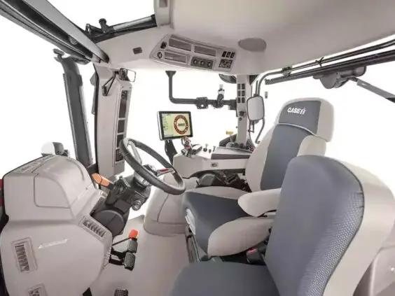 Moderne førerhus i en traktor fra Case IH Maxxum-serien med ergonomiske seter og digitalt panel.