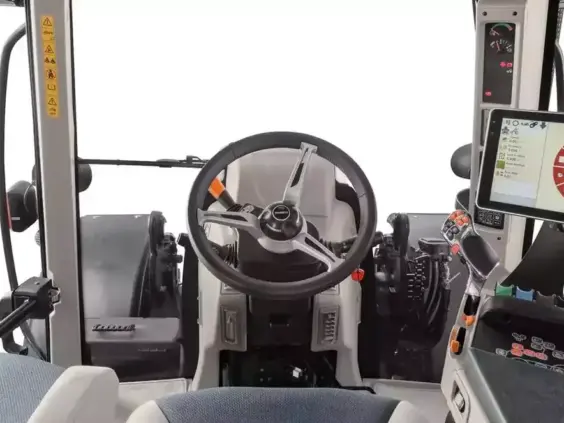 Interiør av Case IH Maxxum-serien traktor med ratt og digital berøringsskjerm.