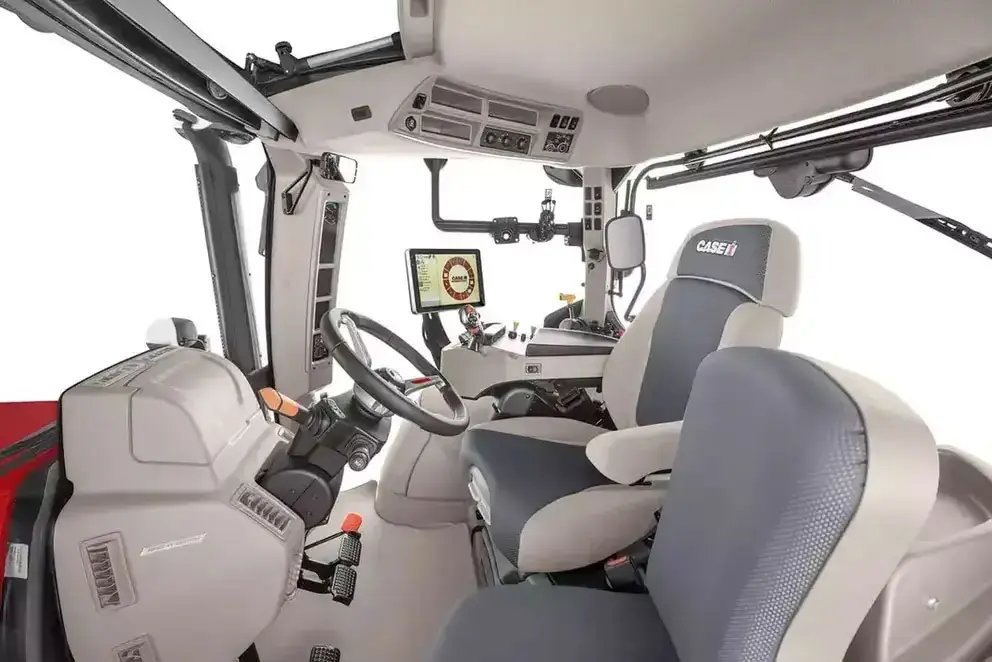 Moderne førerhus i en traktor fra Case IH Maxxum-serien med ergonomiske seter og digitalt panel.