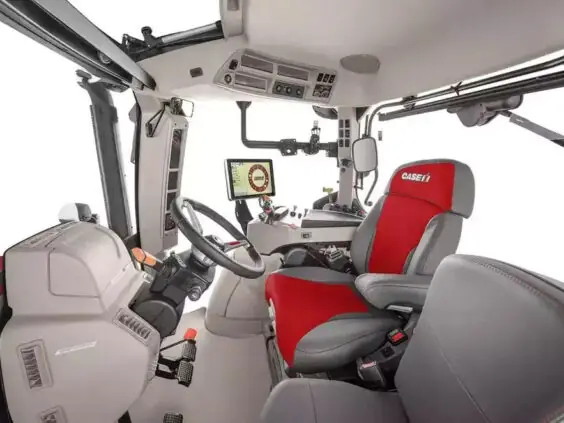 Moderne interiør i førerhuset på en traktor fra Case IH Maxxum-serien med digitale kontroller.