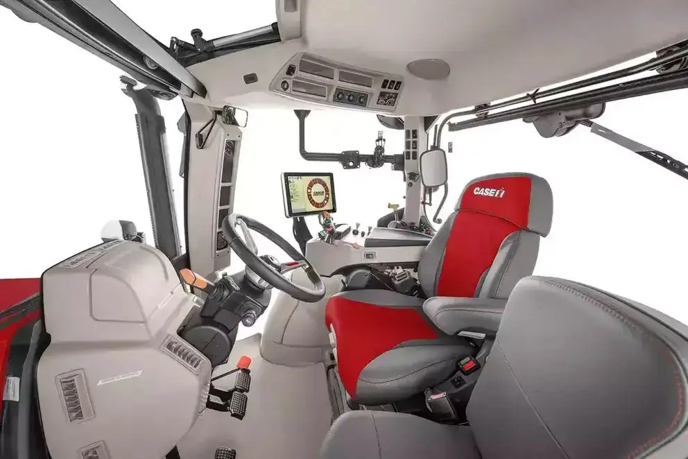 Moderne interiør i førerhuset på en traktor fra Case IH Maxxum-serien med digitale kontroller.