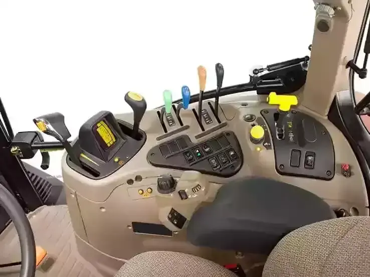 Oversikt over kontrollpanelet og førerhuset i en traktor fra Case IH Maxxum-serien.