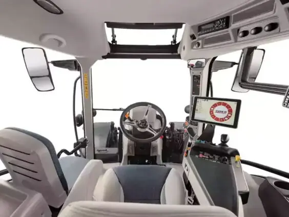 Interiør i en traktor fra Case IH Maxxum-serien med moderne kontroller og god sikt.