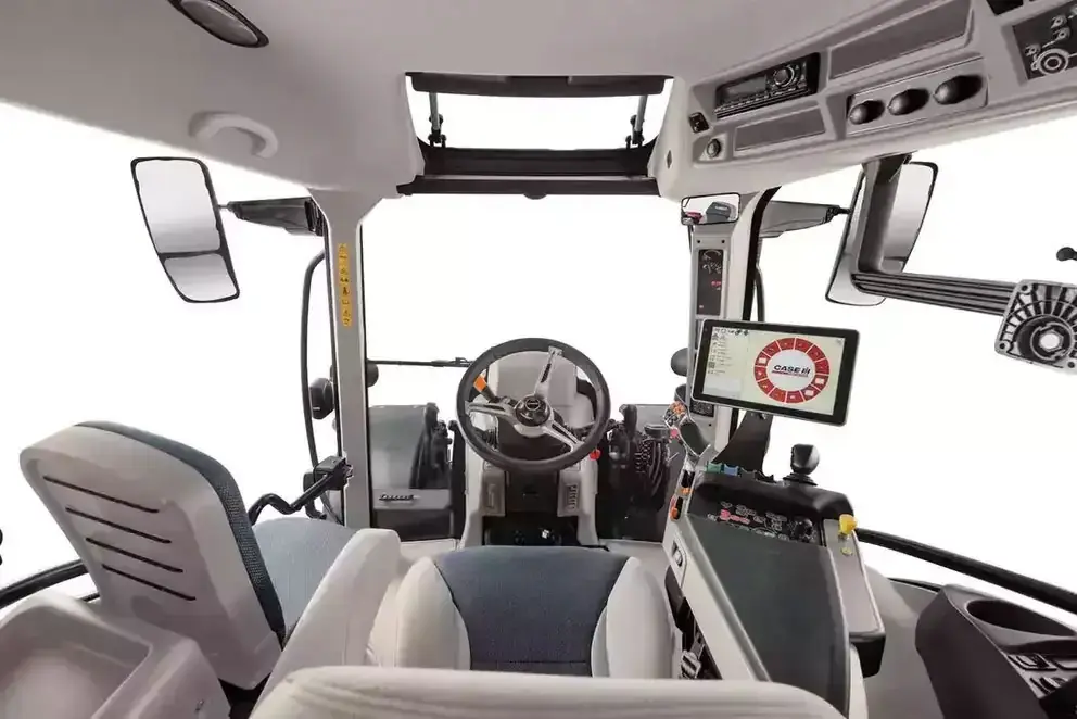 Interiør i en traktor fra Case IH Maxxum-serien med moderne kontroller og god sikt.