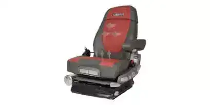 Komfortabelt førersete til Case IH Maxxum-serien med rød og grå polstring.
