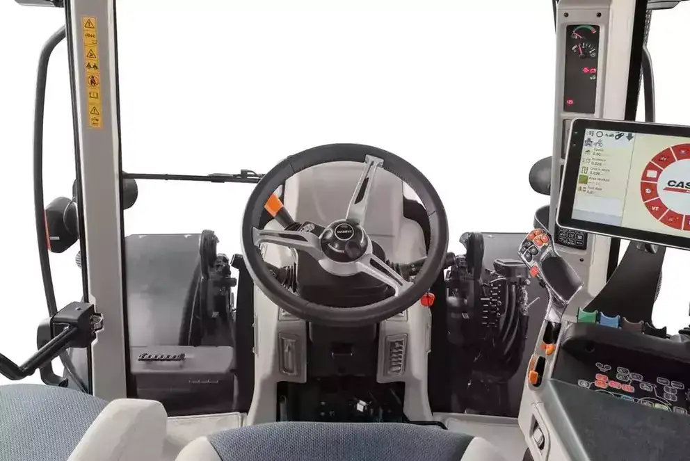 Moderne interiør og førerhus i en traktor fra Case IH Maxxum-serien med digitale skjermer.