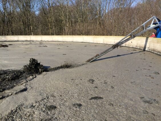 ØRUM GMD-7500 gjødselmikser i arbeid i en stor gjødselkum utendørs.