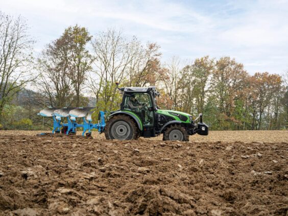 En grønn Deutz-Fahr Series 5D TTV traktor som pløyer en åker om høsten.