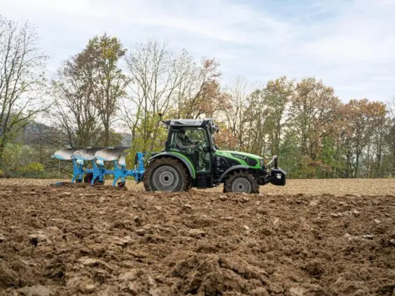 En grønn Deutz-Fahr Series 5D TTV traktor som pløyer en åker om høsten.