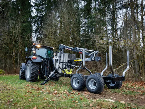 En traktor med en PALMS 3.67 skogskran montert på en tømmervogn.