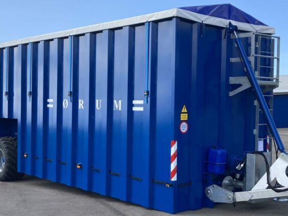 Blå ØRUM Buffertank 120 for effektiv gjødseltransport parkert på asfalt under en klar himmel.