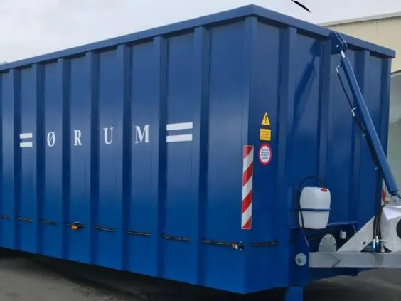 Blå ØRUM Buffertank 80 for effektiv gjødselhåndtering plassert utendørs på asfalt.