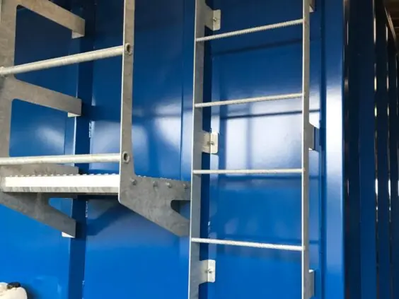 Blå ØRUM Buffertank 80 med metallstiger for effektiv gjødselhåndtering i landbruket.