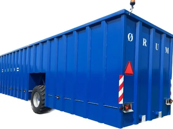 En stor, blå Ørum Buffertank 100 på hjul mot en hvit bakgrunn.