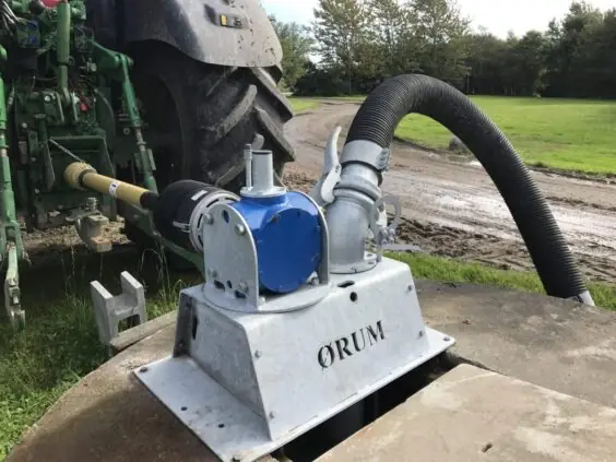 En ØRUM GP-16 gjødselpumpe montert på en betongkum og koblet til en traktor.