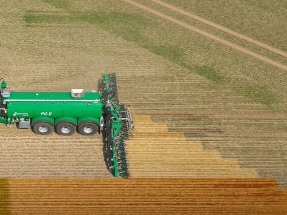 Grønn traktor med SAMSON TS-serien enkeltskjærsnedfeller i arbeid på en åker sett ovenfra.