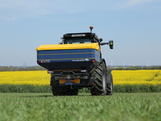 Bogballe L15W plus kunstgjødselspreder montert bak på en traktor i et grønt felt.