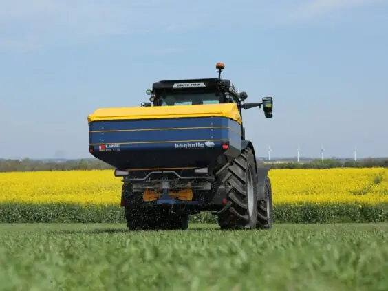 Bogballe L15W plus kunstgjødselspreder montert bak på en traktor i et grønt felt.