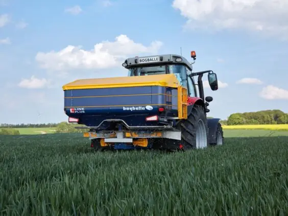 Bogballe L20 plus kunstgjødselspreder i arbeid på en traktor i en grønn åker.