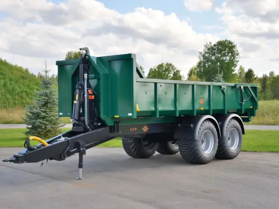 Grønn Palmse Trailer ML117S-SB krokhenger parkert utendørs på en solrik dag.