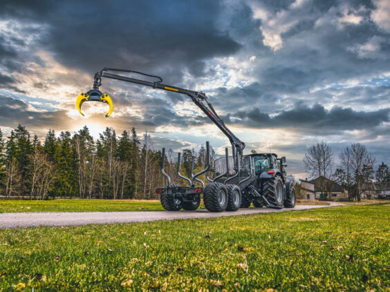 PALMS 10D tømmervogn koblet til en traktor under en dramatisk, overskyet himmel.