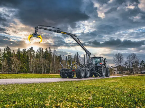 PALMS 10D tømmervogn koblet til en traktor under en dramatisk, overskyet himmel.