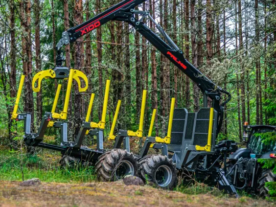 PALMS MWD 3.2 tømmervogn med kran parkert i en tett skog.