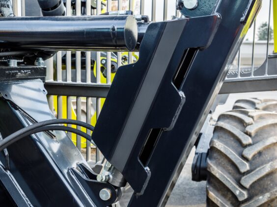 Nærbilde av den robuste hydrauliske stabilisatoren til en PALMS 7.94 skogskran.