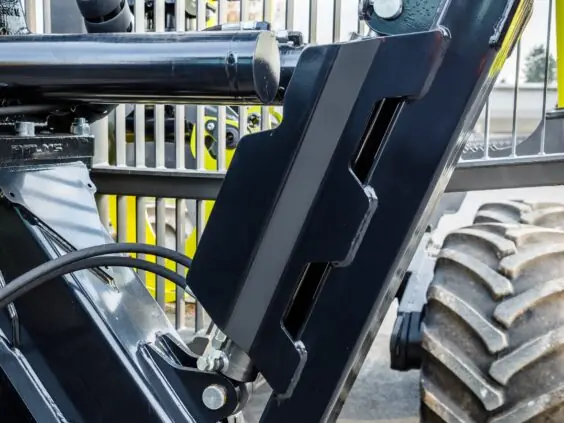 Nærbilde av den robuste hydrauliske stabilisatoren til en PALMS 7.94 skogskran.