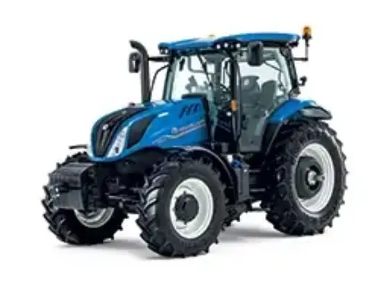 En blå New Holland T6.180 traktor sett forfra mot en ren hvit bakgrunn.