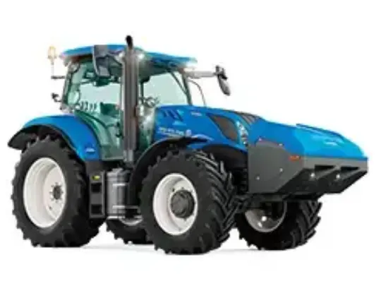 Moderne blå New Holland T6.180 traktor på hvit bakgrunn for bærekraftig landbruk.