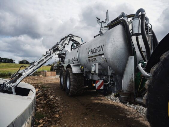 Pichon vakumvogn med Pichon fyllesystemer for vakumvogner som henter væske fra en ekstern tank.