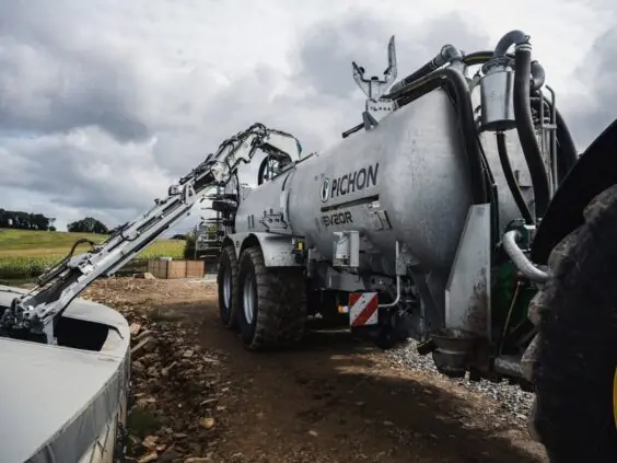 Pichon vakumvogn med Pichon fyllesystemer for vakumvogner som henter væske fra en ekstern tank.