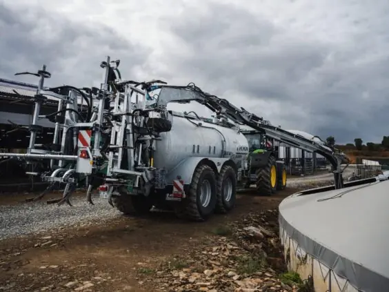 Pichon fyllesystemer for vakumvogner montert på en stor tankvogn trukket av en traktor.