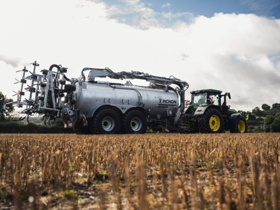 En Pichon SV-serien vakumvogn trukket av en traktor på en åker.