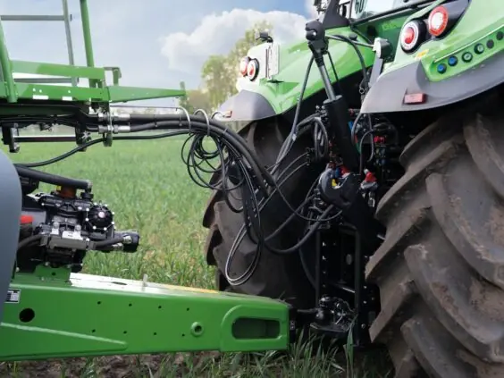 Nærbilde av hydrauliske koblinger på en Deutz-Fahr Series 7 traktor ute på et jorde.