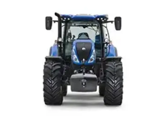 En blå New Holland T6.145 traktor sett rett forfra på hvit bakgrunn.