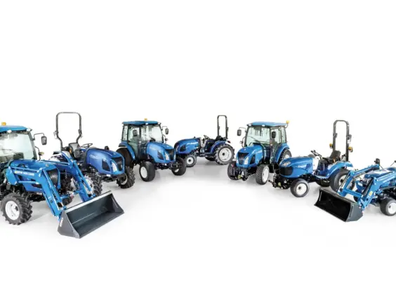Blå New Holland mini traktor modeller fra Boomer 25 C-55 serien på hvit bakgrunn.