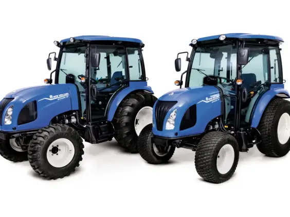 To blå New Holland mini traktor modeller inkludert Boomer 25 C-55 på hvit bakgrunn.