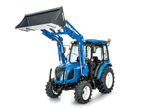 Blå New Holland mini traktor Boomer 25 C-55 med hevet frontlaster på hvit bakgrunn.