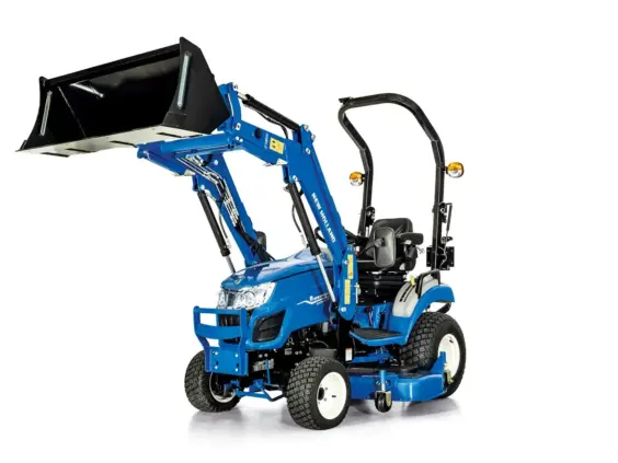 Blå New Holland Boomer 25 C-55 mini traktor med frontlaster mot hvit bakgrunn.