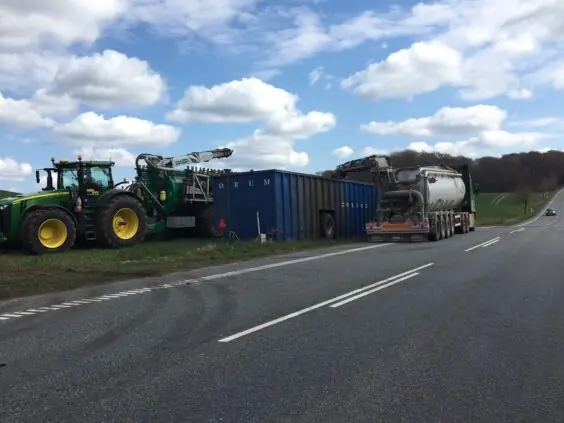ØRUM Buffertank 80 til gjødselhåndtering ved veikanten med traktor og tankbil i landlige omgivelser.