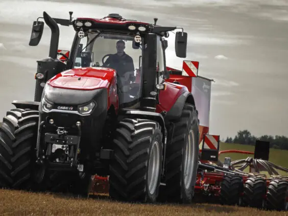 Case IH Magnum 405 med kombisåmaskin på åkeren