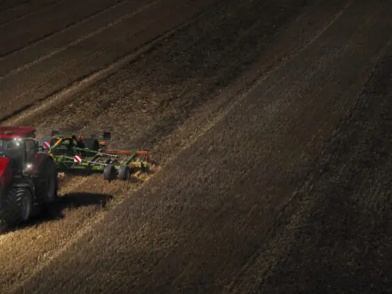 Case IH Magnum 405 med såmaskin på stubbåker, sett fra lufta