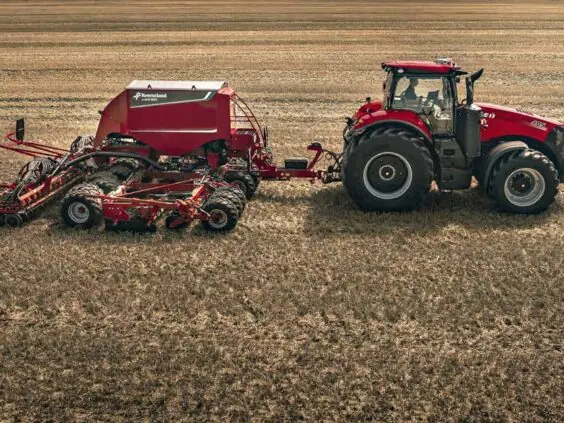 Case IH Magnum 405 med såmaskin, sett fra siden